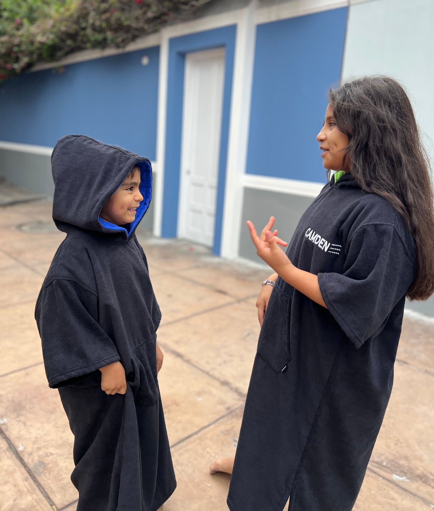 Poncho Camden Niños - Negro con capucha Azul