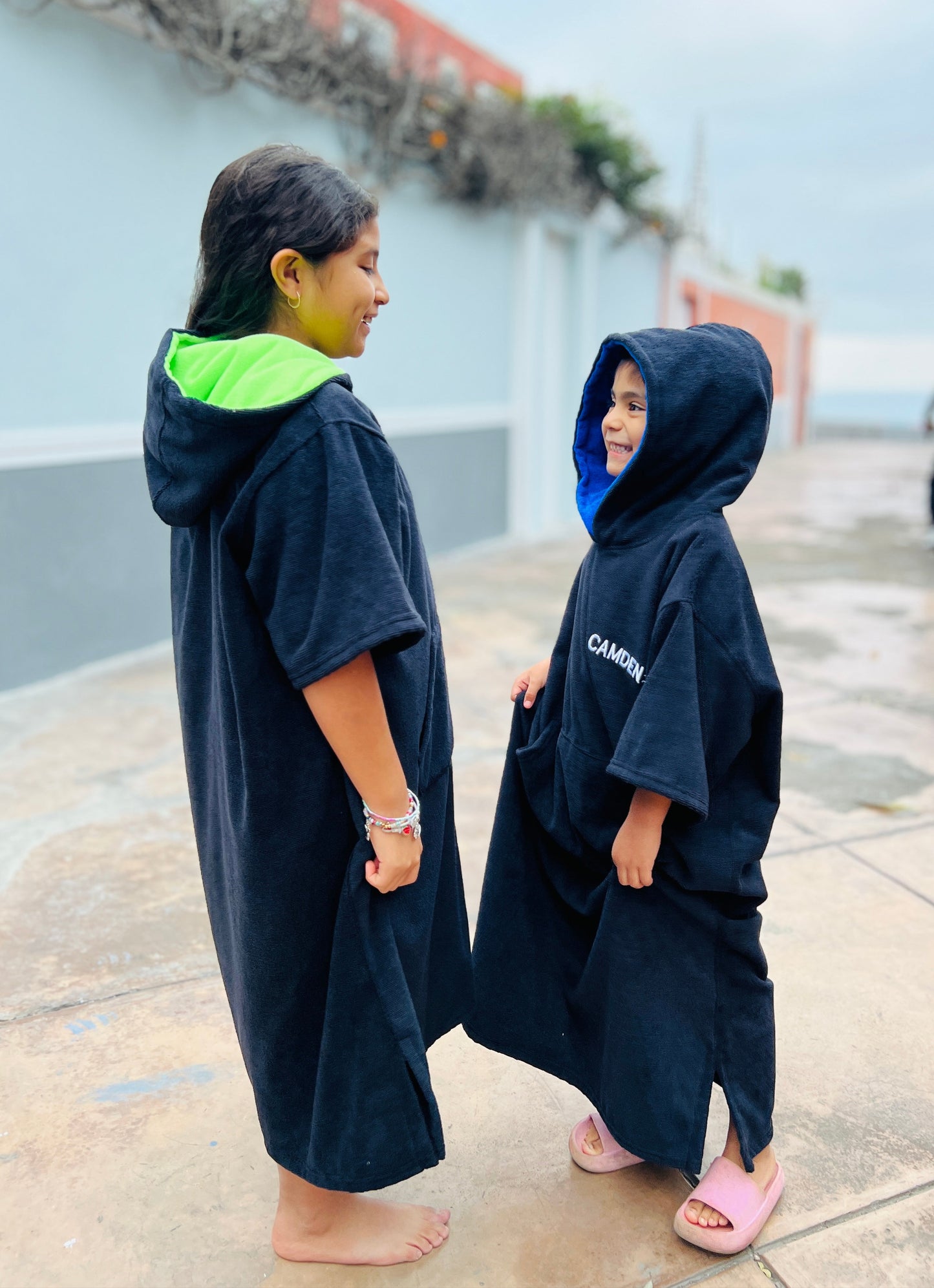 Poncho Camden Niños - Negro con capucha Azul