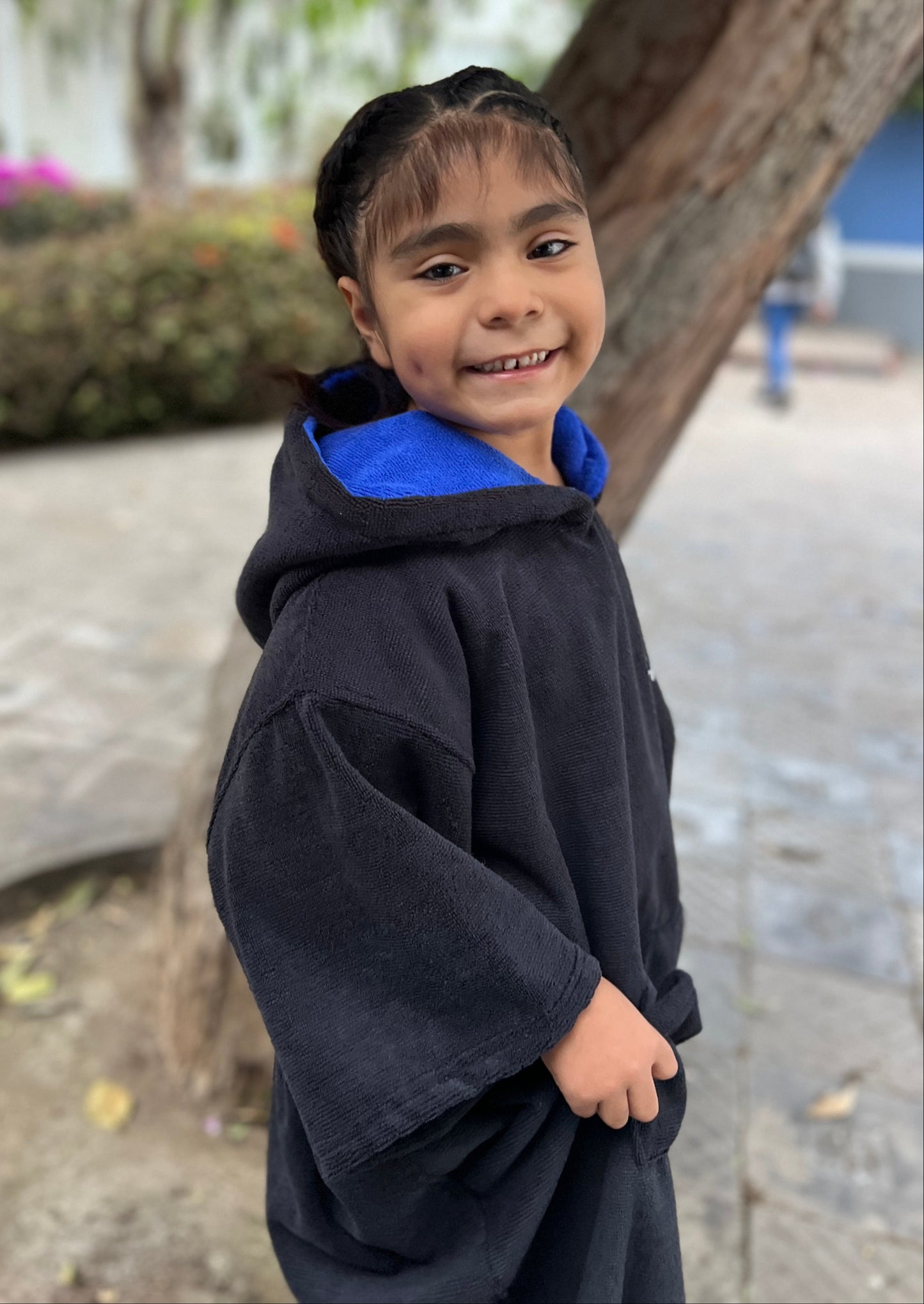 Poncho Camden Niños - Negro con capucha Azul