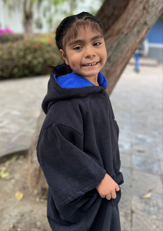 Poncho Camden Niños - Negro con capucha Azul