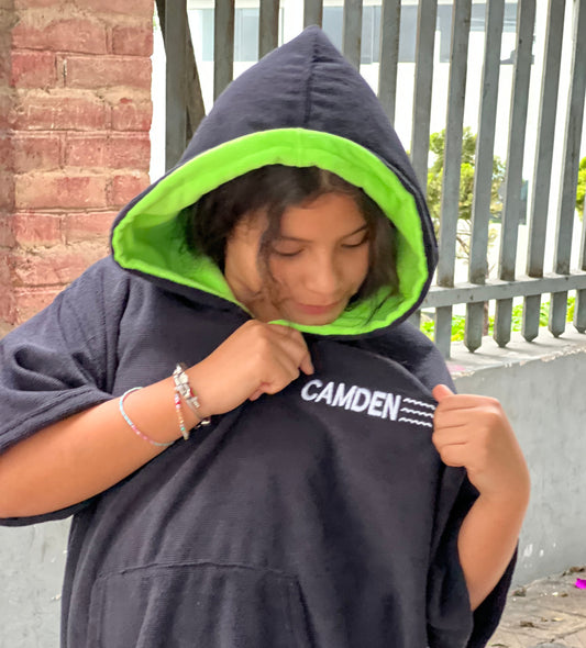 Poncho Camden Niños - Negro con capucha verde